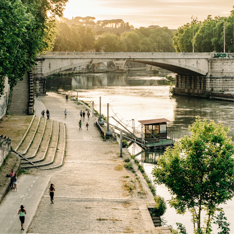 Walk along the banks of the Tiber River