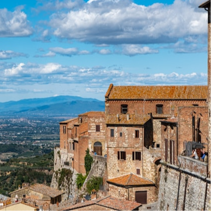 Take a scenic 3km drive to the hilltops of Montepulciano
