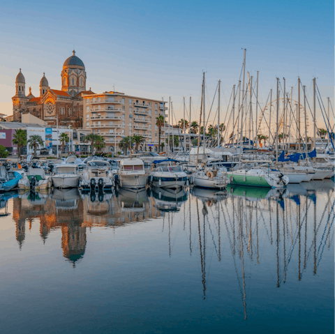 Drive along the dramatic coastal road towards Saint-Raphaël