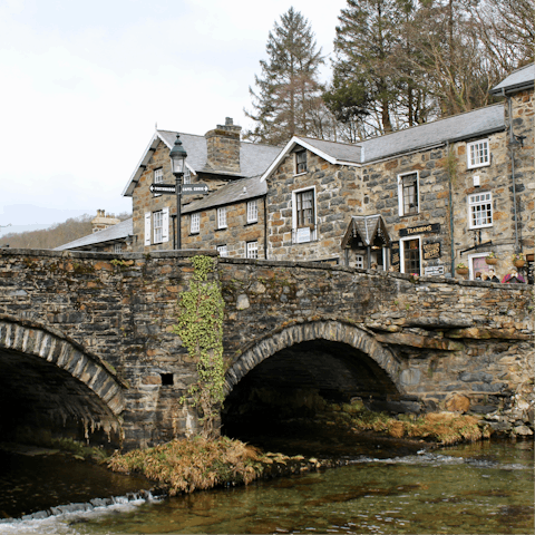 Explore the Cotswolds, including nearby Charlbury with its honey-hued buildings