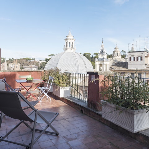 Relax and unwind with evening drinks on the balcony