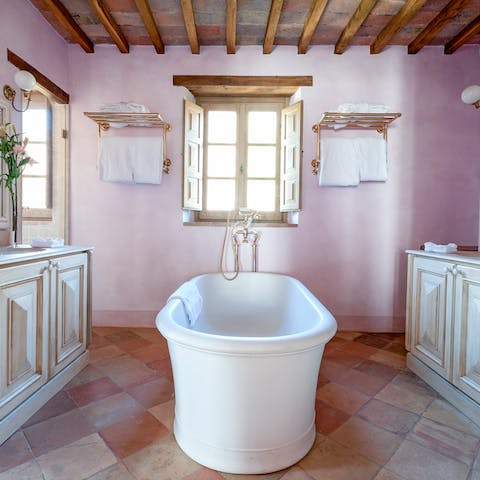 Soak away the stress in the gorgeous bathtub