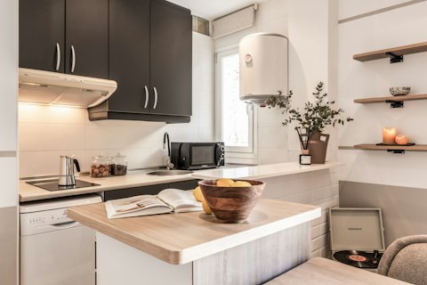 Prepare torrijas for breakfast in the kitchenette