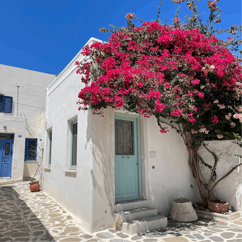Zigzag through the streets of Paros