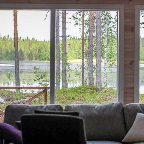 Wake up to stunning views over Lake Aitjärvi