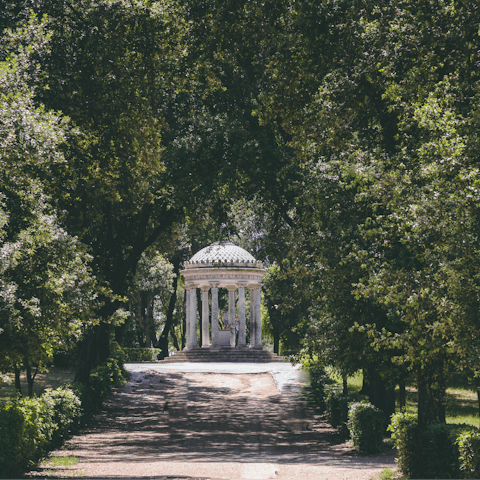Stroll to Villa Borghese to admire the gardens