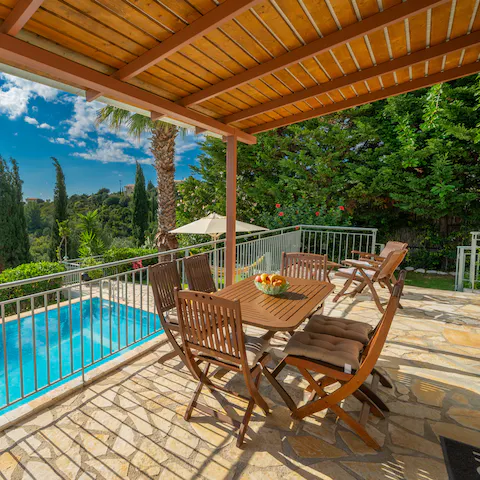 Tuck in to fresh barbecue dinners around the outdoor seating area, all the while enjoying the beautiful sunset