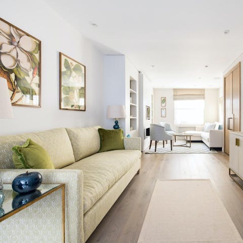 Unwind in the elegant interior of this charming Chelsea home