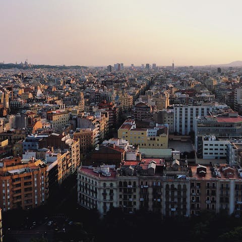 Explore the surrounding Eixample neighbourhood with plenty of shops, bars and restaurants on your doorstep