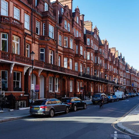 Traverse the red–brick streets of Chelsea & admire the Victorian architecture