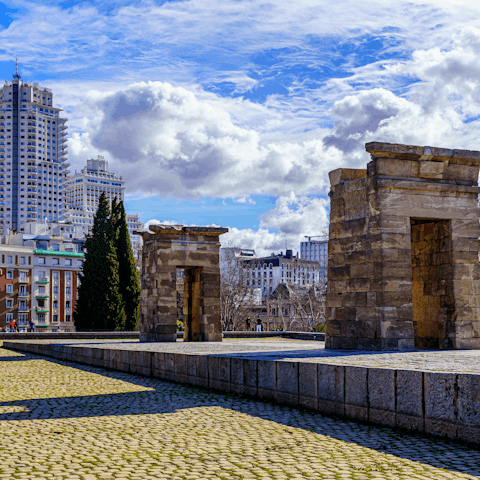 Walk over to the nearby Temple of Debod, an ancient Egyptian temple