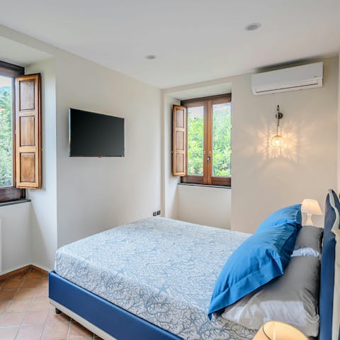 Wake up to sunshine and peaceful garden views