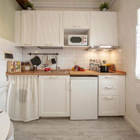 Cook in the charming kitchen or dine out in Florence's best restaurants