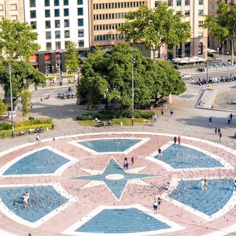Meet and greet in Plaça de Catalunya, at the very heart of the city –⁠ it's just a twenty-minute walk away