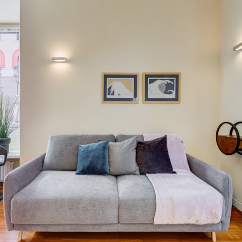 Enjoy a glass of Prosecco in the living space after a busy day in Rome