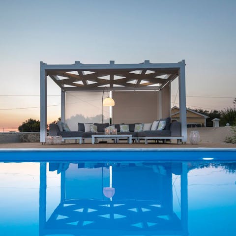 Watch the sunset from your outdoor sofa set, marvelling at the mountainous surroundings while sipping a glass of wine