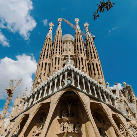 Stroll to the Sagrada Família in just under thirty minutes