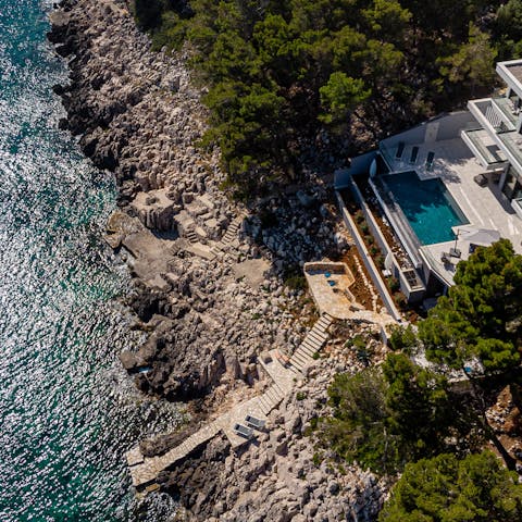 Pad barefoot from the swimming pool terrace to the jetty on the Adriatic