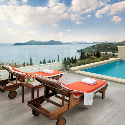 Keep an eye on the watery horizon, even from the private swimming pool