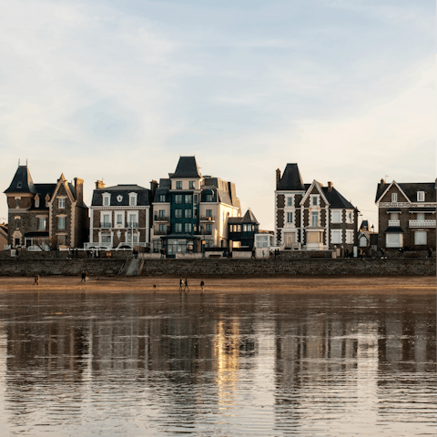 Enjoy your stay in the picturesque Saint-Malo, with the lovely Plage du Sillon just outside your home