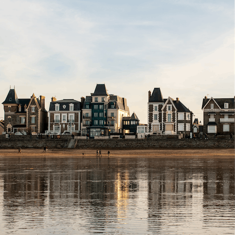 Enjoy your stay in the picturesque Saint-Malo, with the lovely Plage du Sillon just outside your home