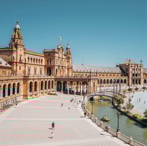 Explore beautiful Seville from you spot in Triana – you'll be just a few minutes walk from the bridge into the city centre