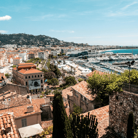 Stroll into central Cannes, twenty minutes away