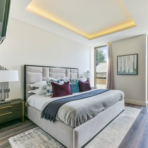 Wake up in the luxurious bedroom feeling rested and ready for another day of London sightseeing