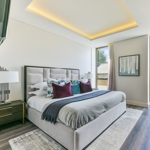 Wake up in the luxurious bedroom feeling rested and ready for another day of London sightseeing