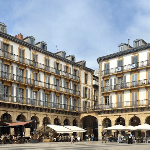 Stroll to the Old Town in just fifteen minutes
