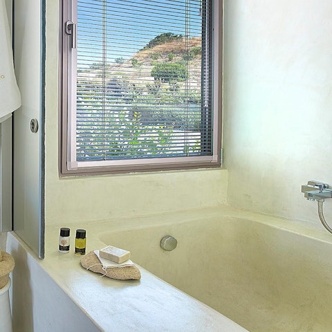 Unwind in the spa-like bathtub