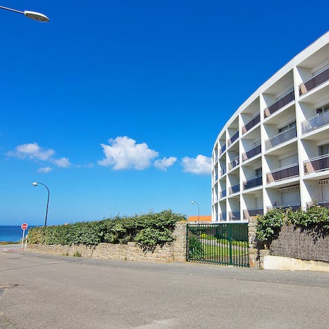 Walk down to the seafront in seconds