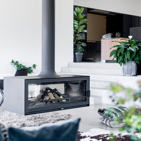 Relax in front of the suspended fireplace