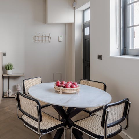 Discuss your daily plans over a fry-up breakfast in the living area