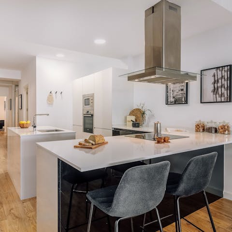 Hop up to the breakfast bar for coffee and los picatostes