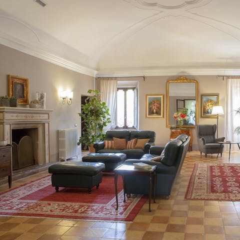 Choose between several lounges and living rooms with original fireplaces and gilded mirrors
