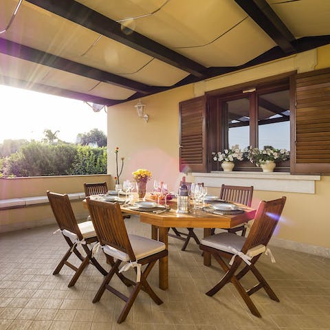 Enjoy continental breakfasts of fruit and pastries around the table