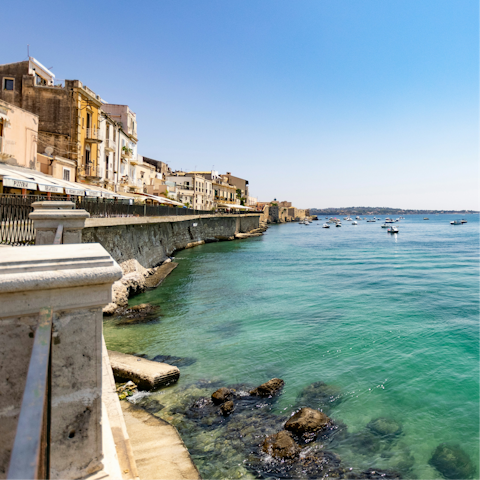 Explore the historic city of Syracuse – a 4-kilometre drive away