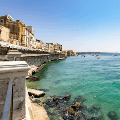 Explore the historic city of Syracuse – a 4-kilometre drive away