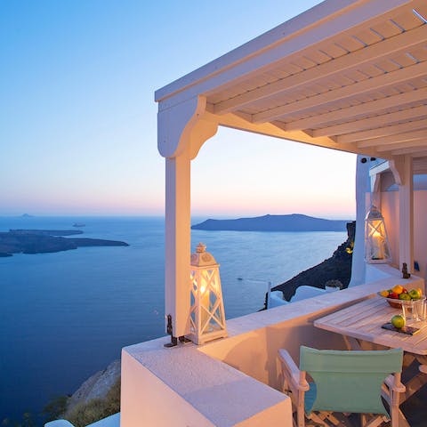 Enjoy alfresco dining in true Santorini style