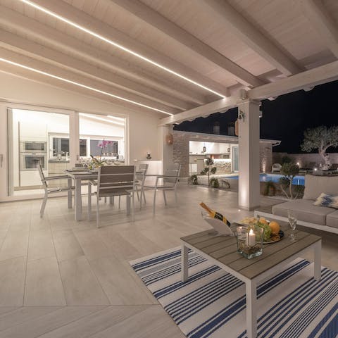Lay the table for a glamorous alfresco soiree