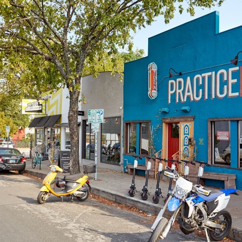 Explore hip East Austin – bars, eateries and boutiques are all close by