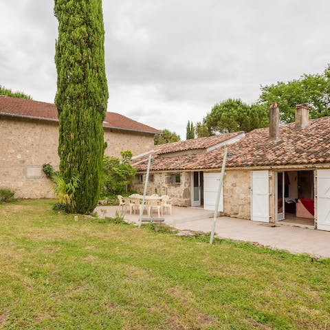 Elevate mealtimes by dining alfresco with a side of fresh air