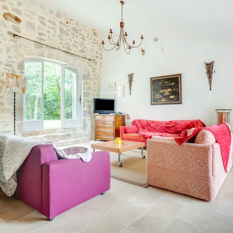 Open the doors to let the breeze in as you socialist over regional wine and cheese