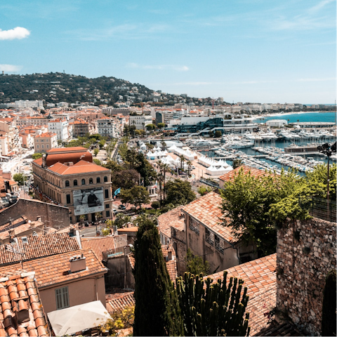 Stay a short stroll from Plage du Midi