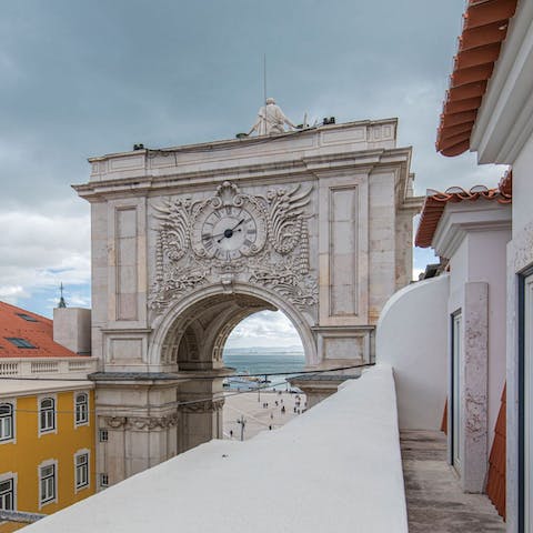 Enjoy views of the iconic Rua Augusta Arch from your balcony