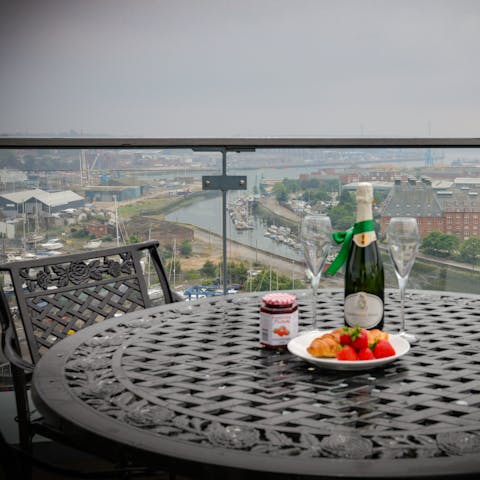 Enjoy an alfresco breakfast on the balcony while feasting on views of the River Orwell 