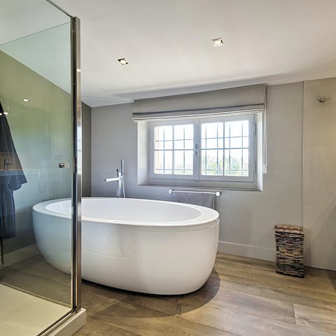 Unwind in the huge free-standing bathtub – after a long day of doing nothing
