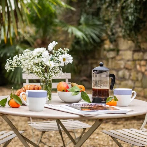 Relax in the courtyard garden of this Georgian apartment
