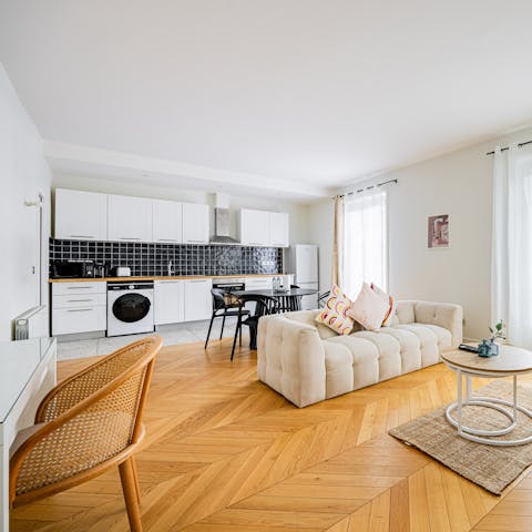 Cook, dine, relax – and even catch up on some emails – in the living space